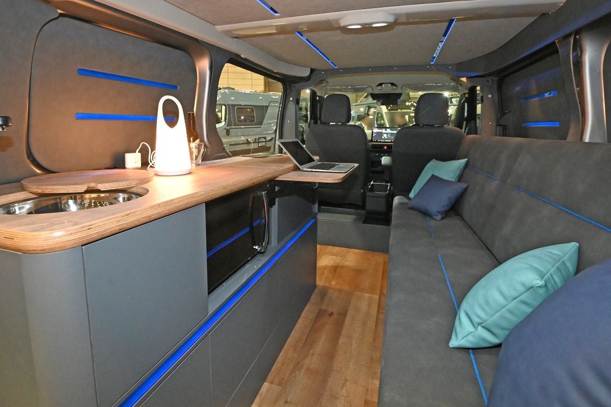 青いLEDが印象的なLAC EV CAMPER Cの内装