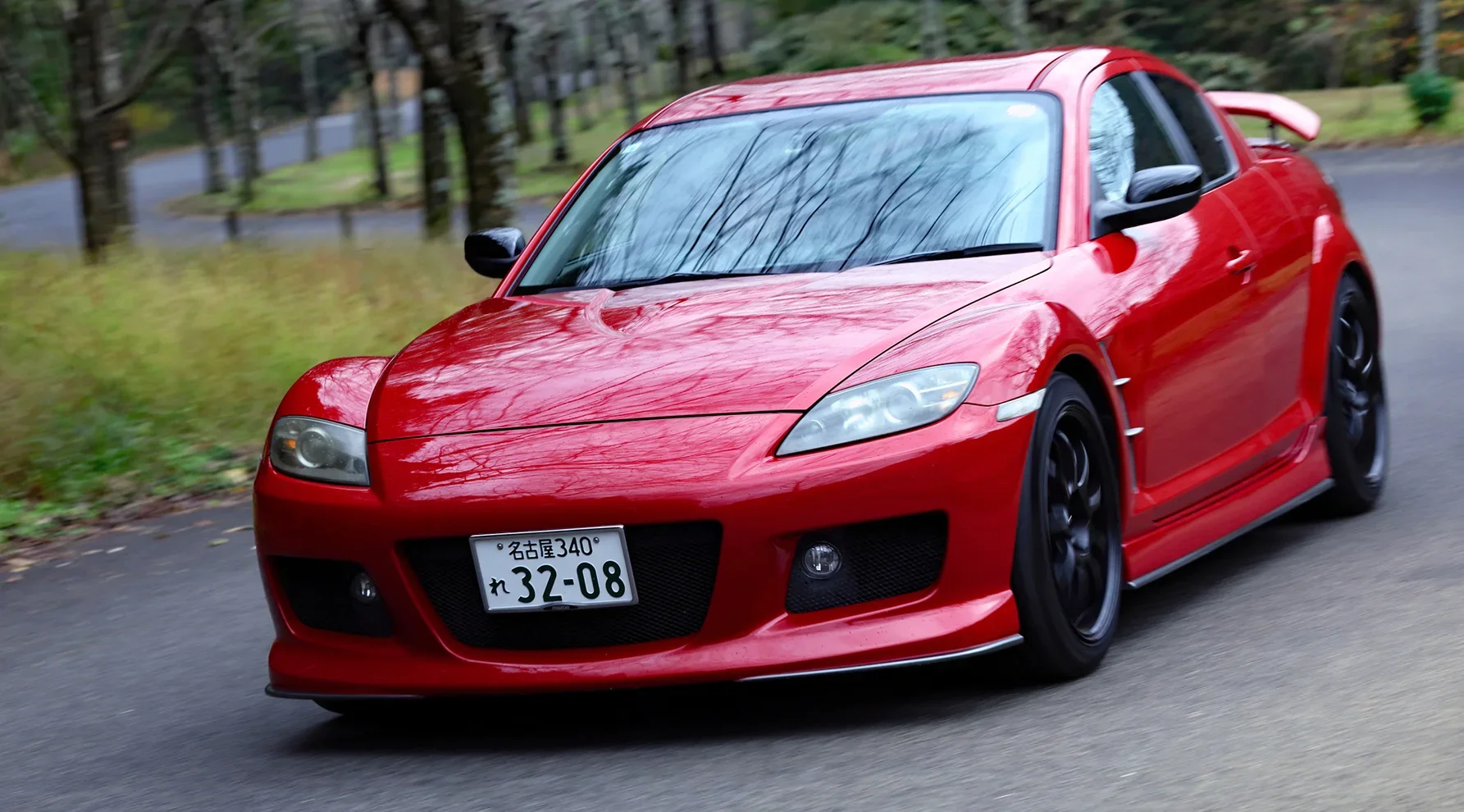 赤いマツダ・RX-8が走行する様子