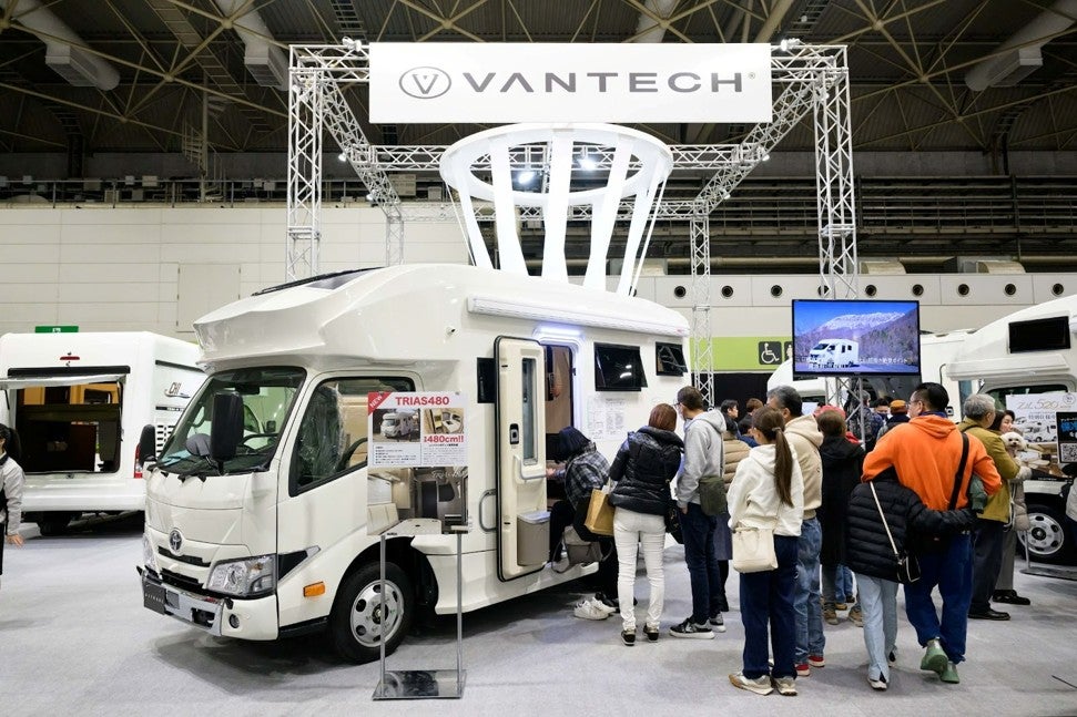 大阪キャンピングカーショー2025で車中泊装備を確認する来場者の様子