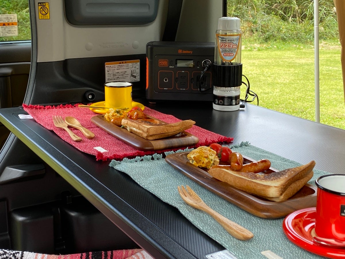 車内のテーブルにのせたトーストなどの食事