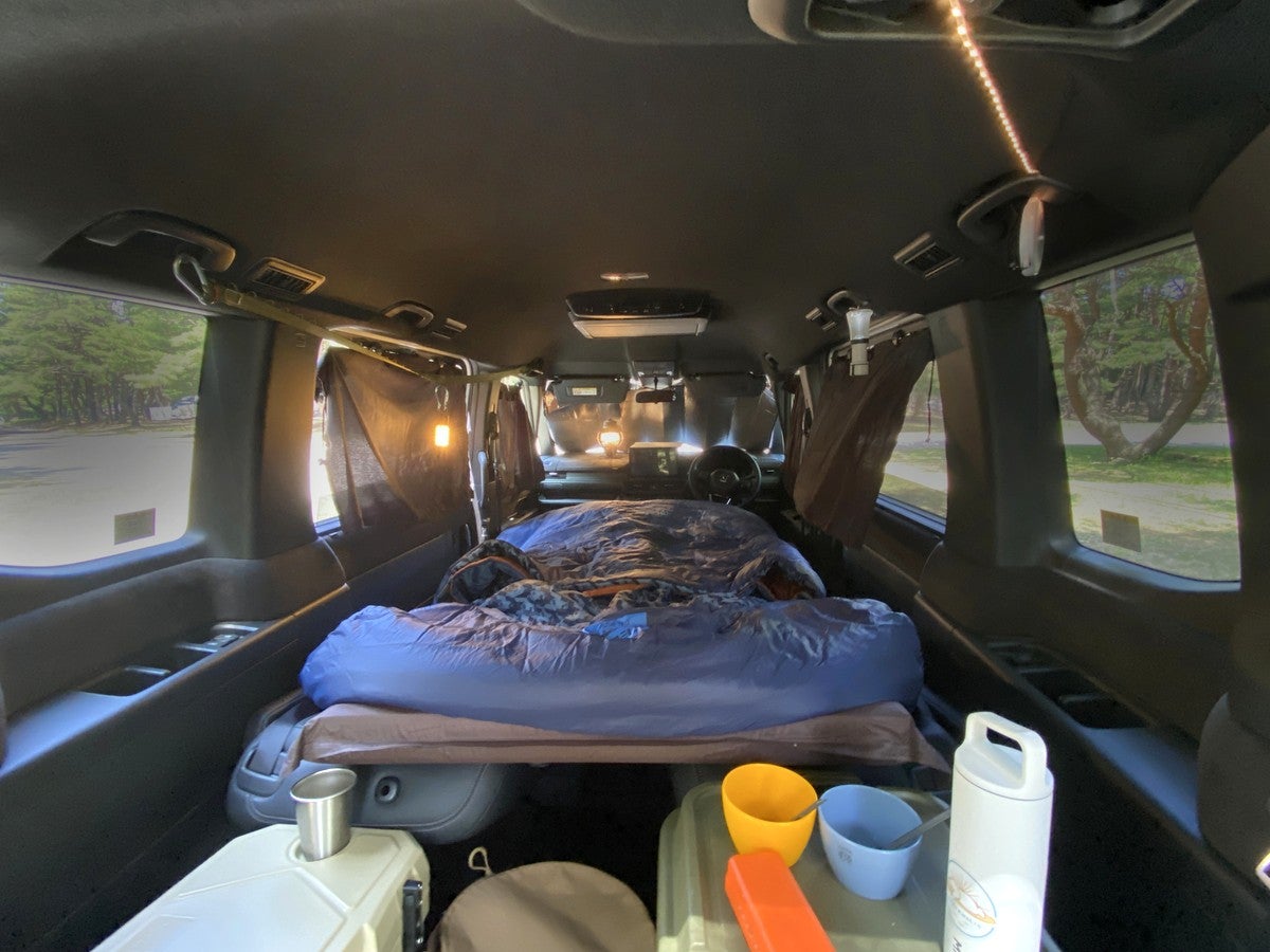 普通のミニバンも、工夫すれば大人が手足を伸ばして眠れるスペースを作れる