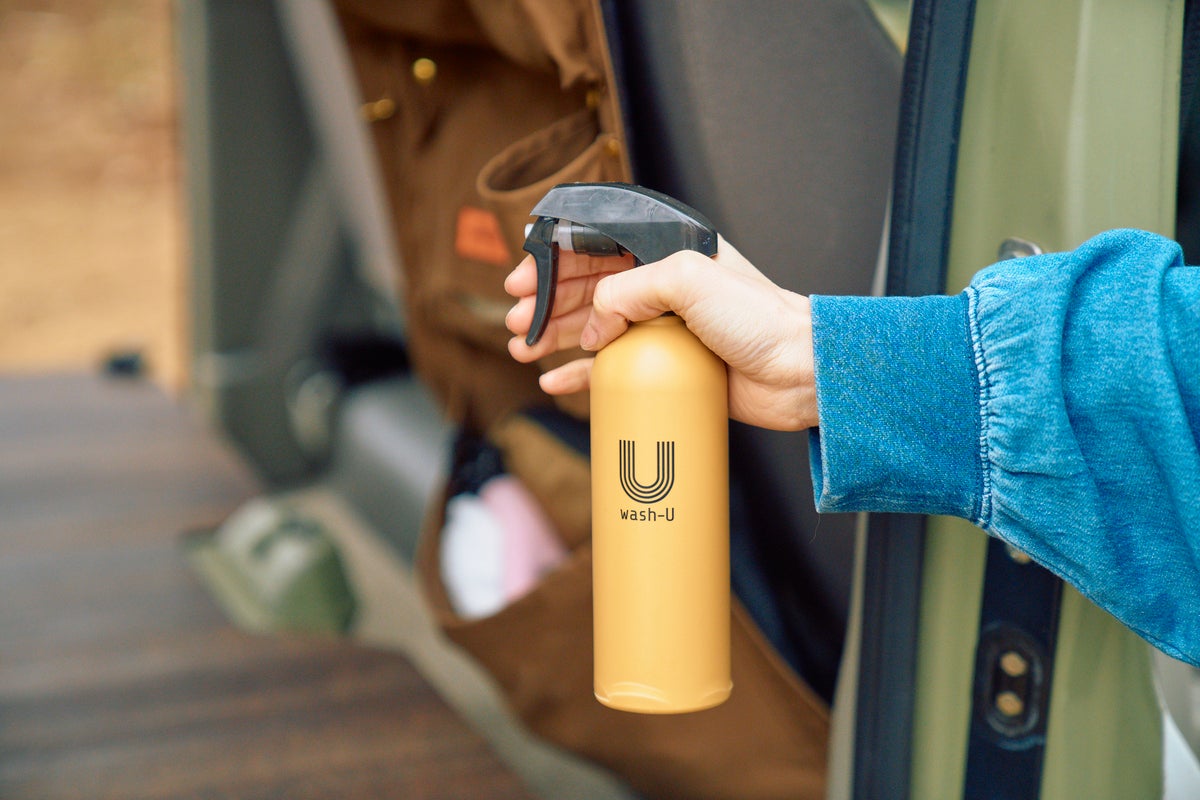 手に持ったスプレーボトル