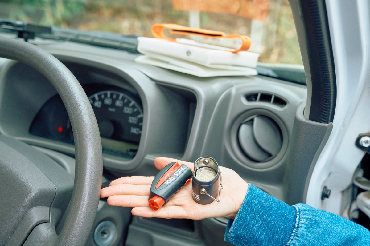 手のひらにのせたシートベルトカッターなど