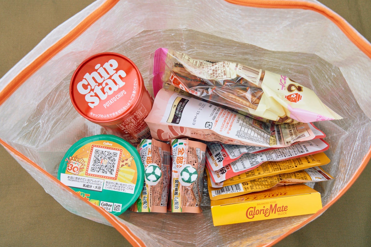 ポーチに入った非常用持ち出し食品