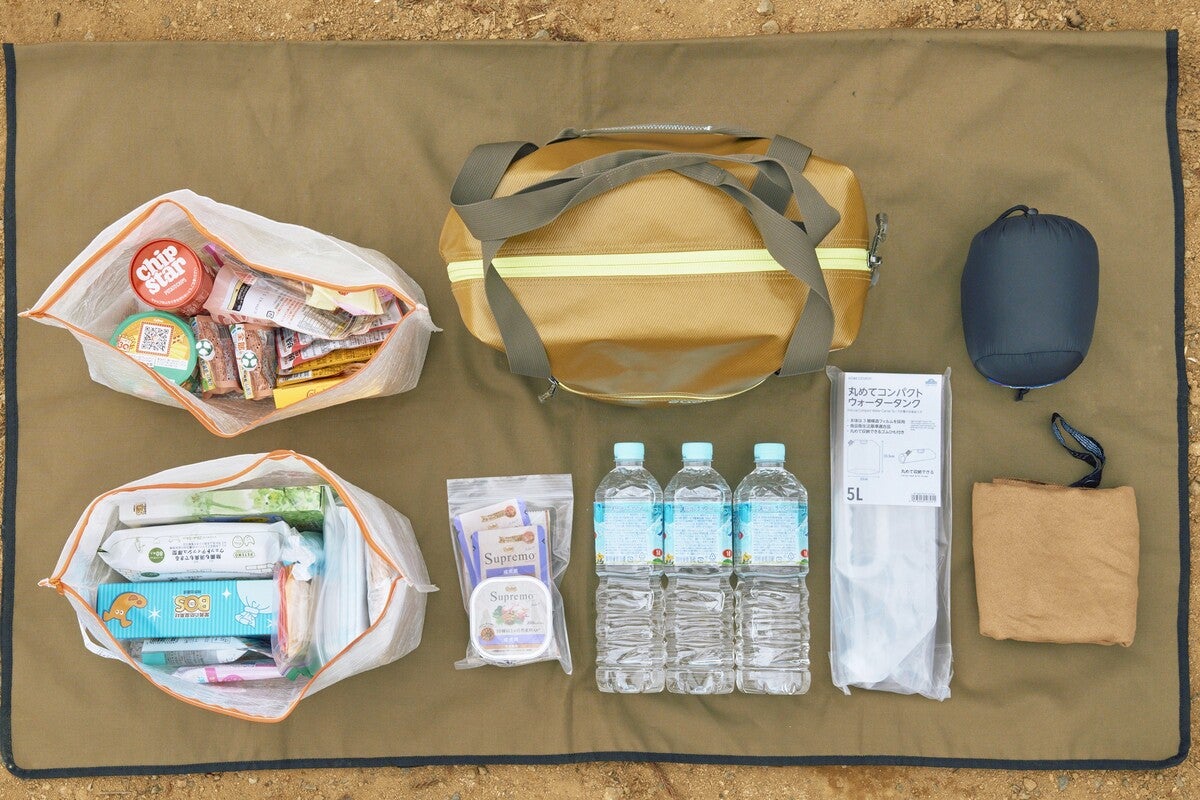 レジャーシートの上に置いた持ち出し用防災用品の集合写真