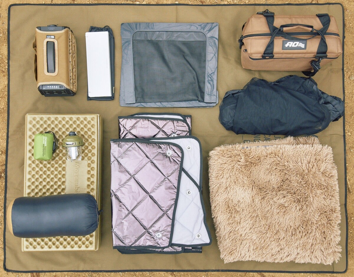 レジャーシートに並べた車中泊避難グッズの集合写真