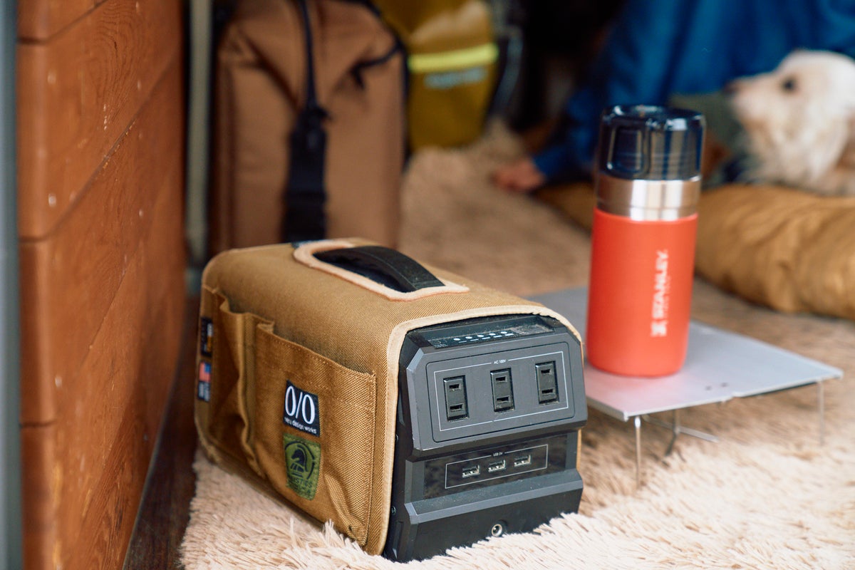 クルマのラゲッジスペースに置いたポータブル電源