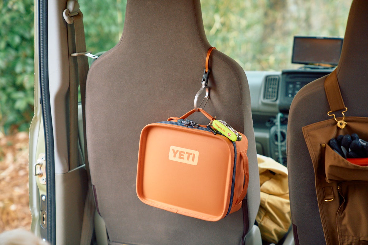 クルマのシート背面に吊るした救急箱