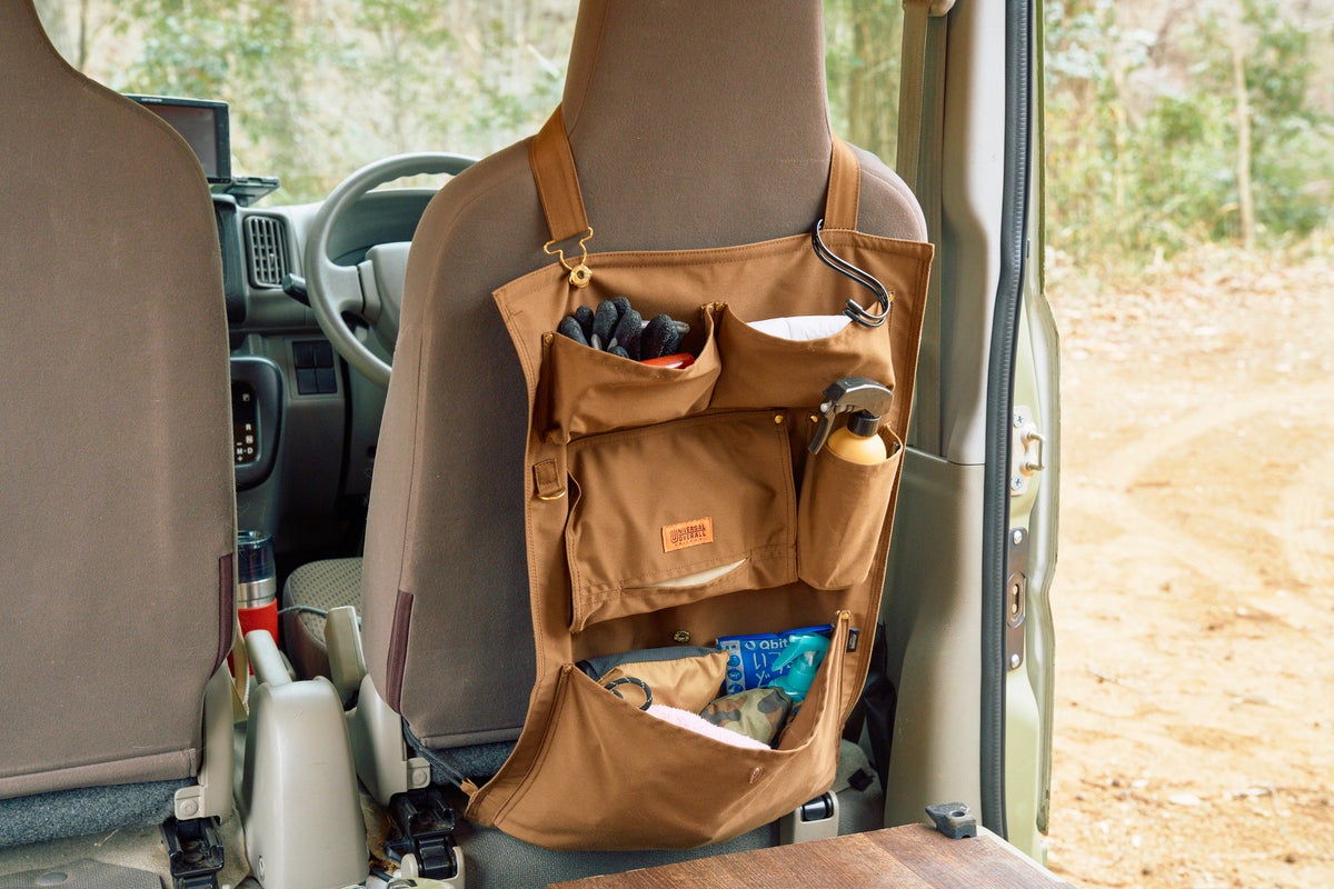 車のシート背面にセットした吊り下げ収納