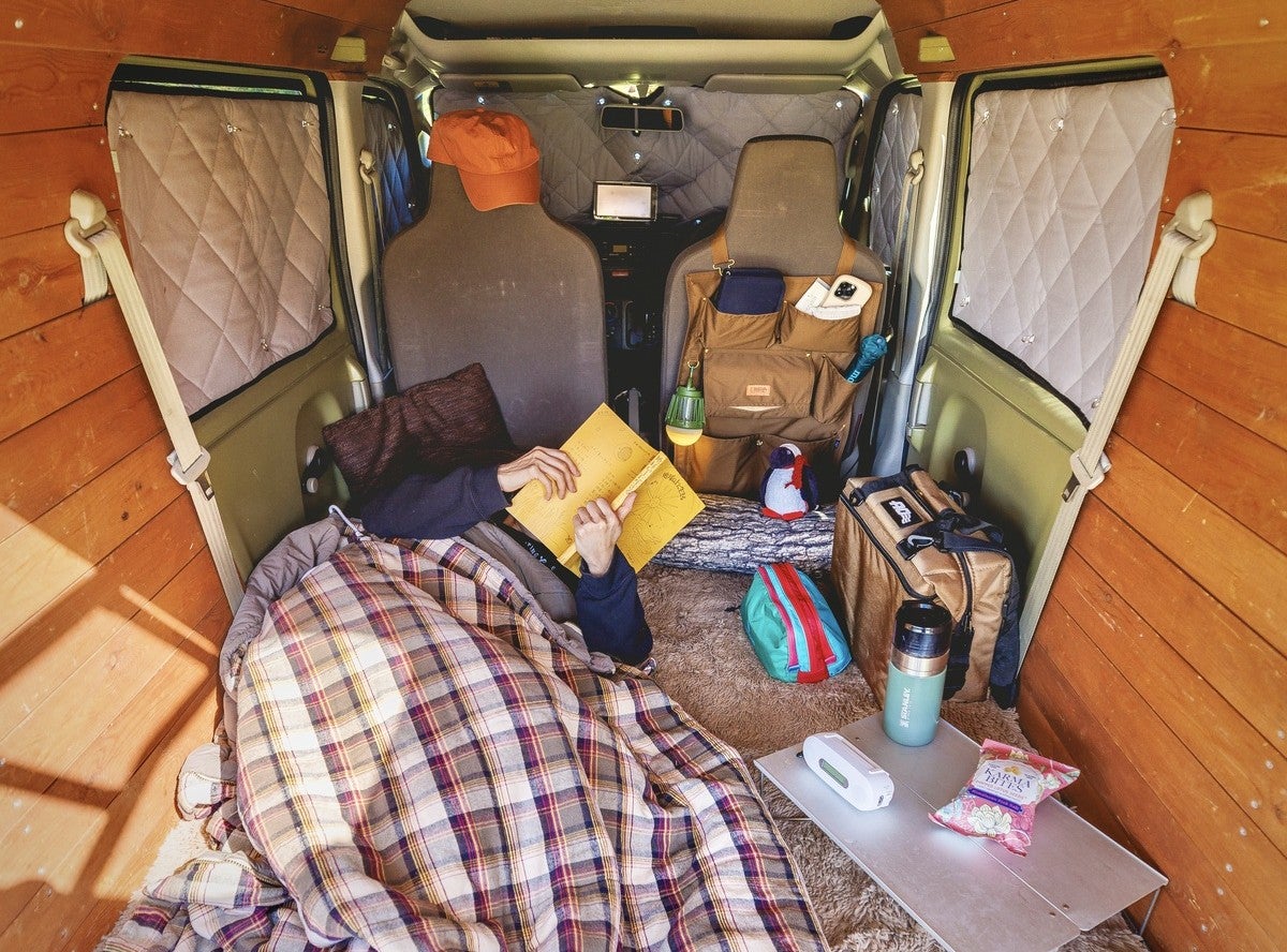 軽バンのラゲッジに車中泊道具をセット