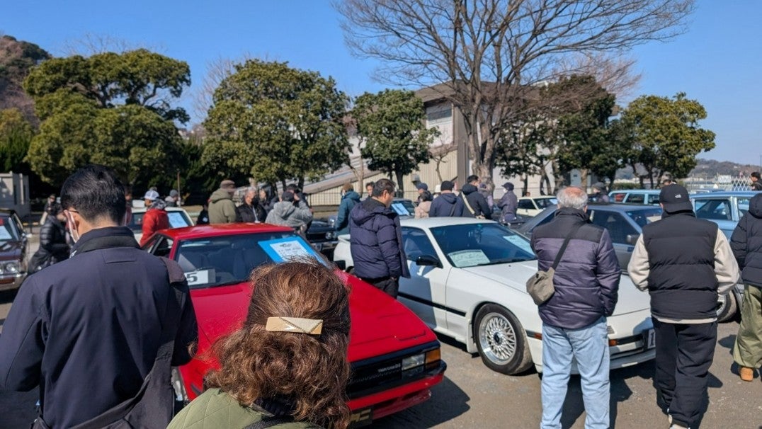 第2回旧車フェスタ in Yokosuka（2025年開催）で来場者が国産旧車を見学する様子