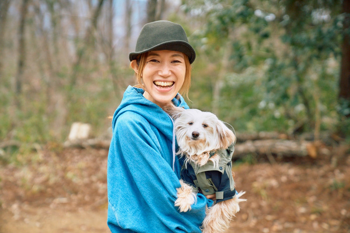小型犬を抱っこする女性