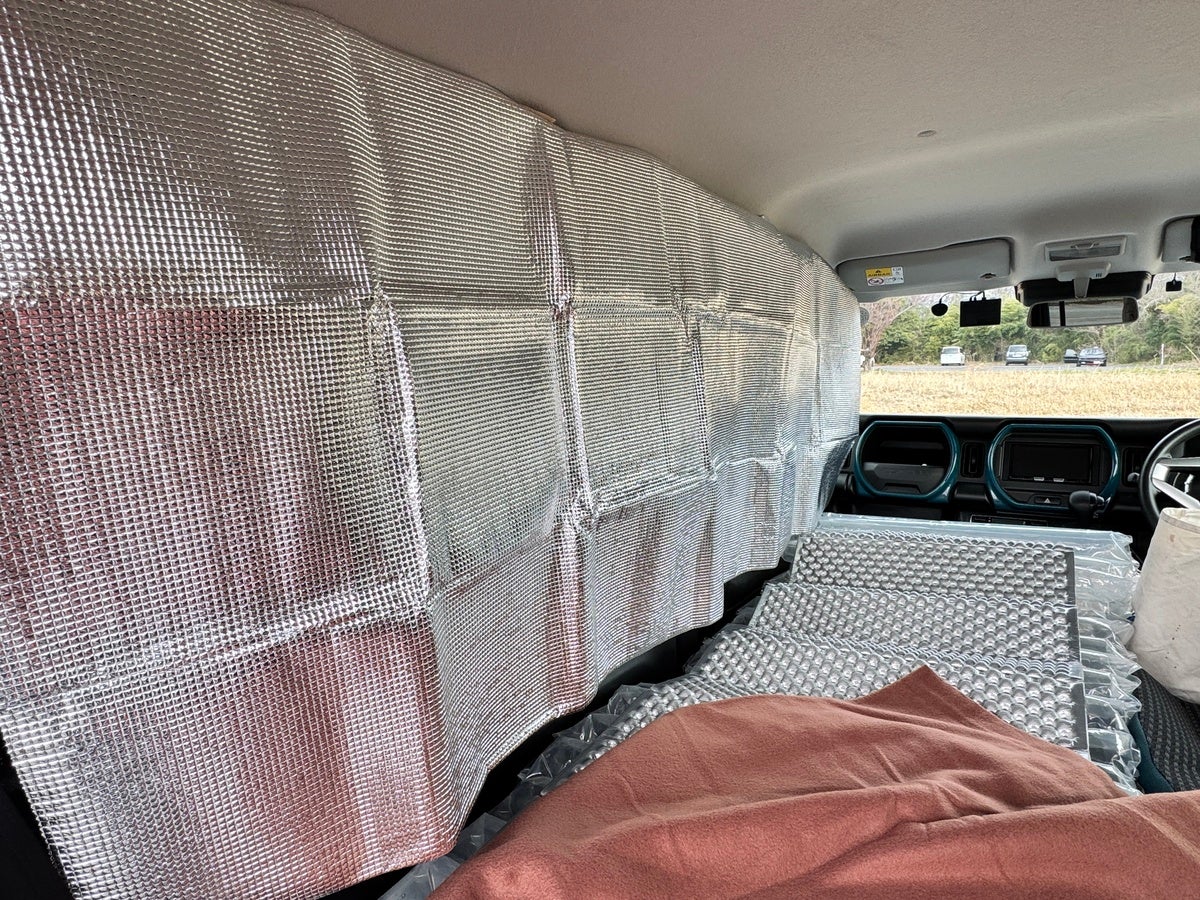 車内の窓に張り付けた銀マットシート