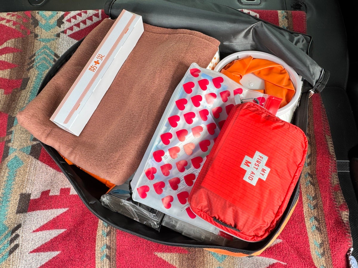 救急バッグなどの備品を入れたバッグ