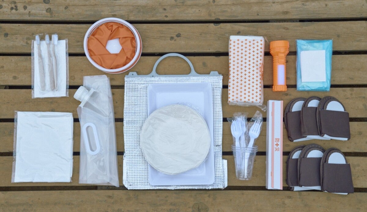 車中泊向け防災セットの食＆衛生品を並べた写真