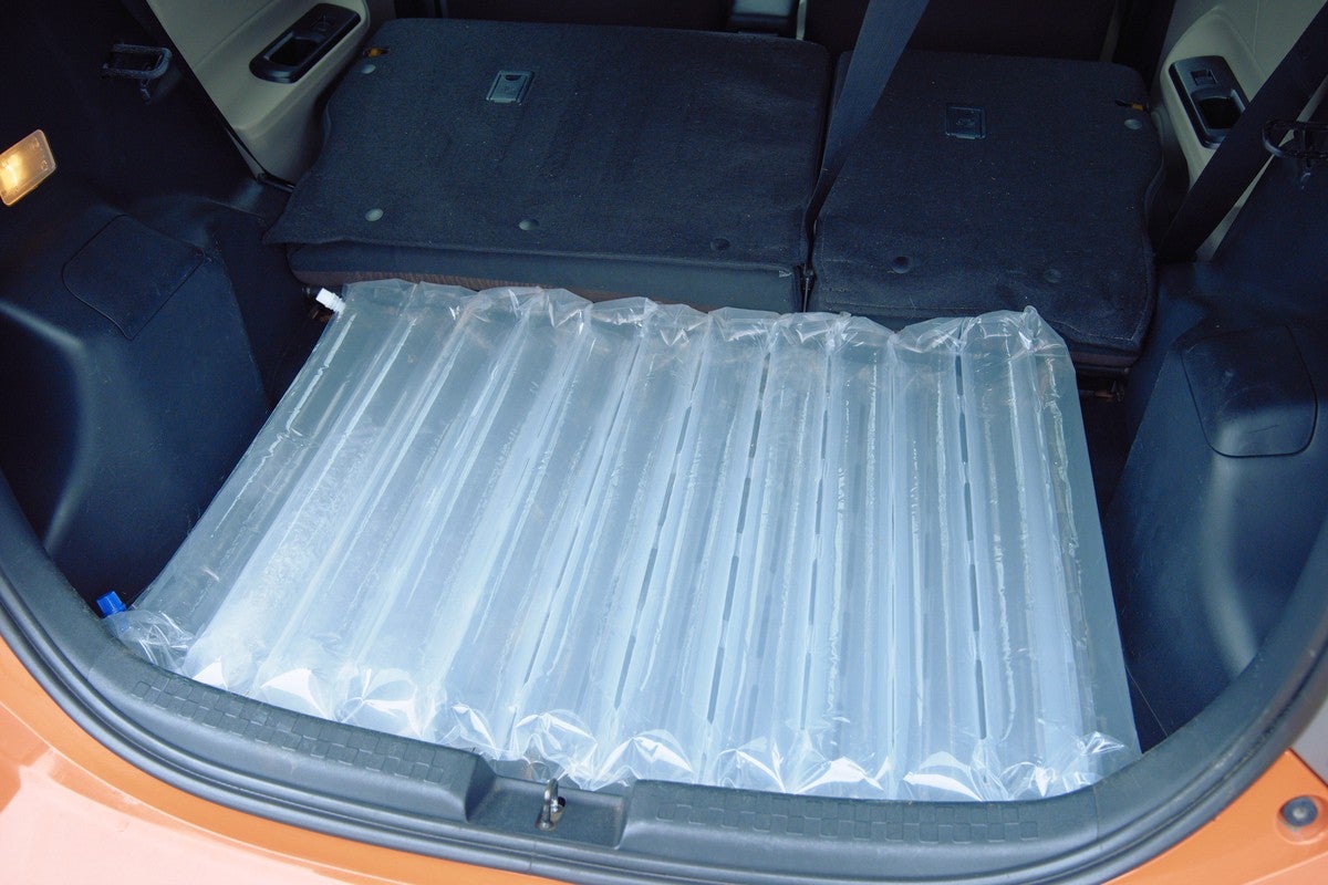 クルマのラゲッジスペースに2つ折りにして敷いたエアマット