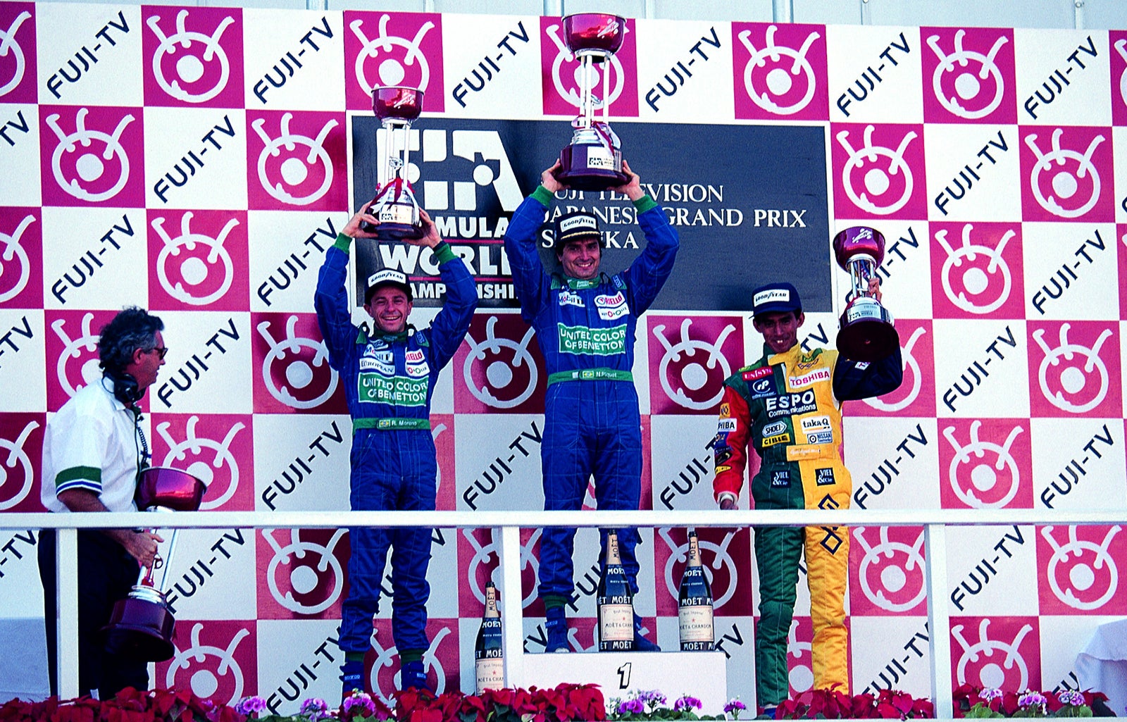 1990年の日本GPで表彰台に上がった鈴木亜久里選手