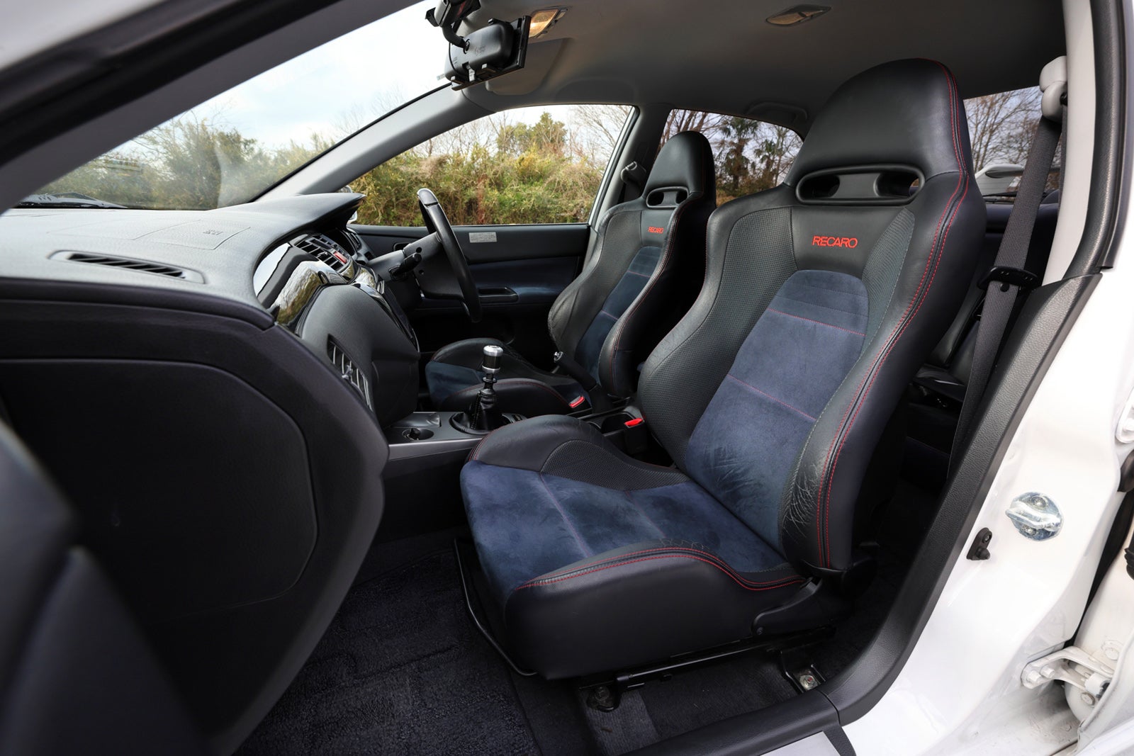 三菱ランサーエボリューションⅨ MRの運転席とインパネ