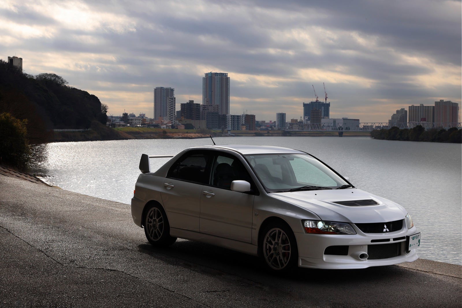 水辺に佇む三菱ランサーエボリューションⅨ MRのサイドビュー