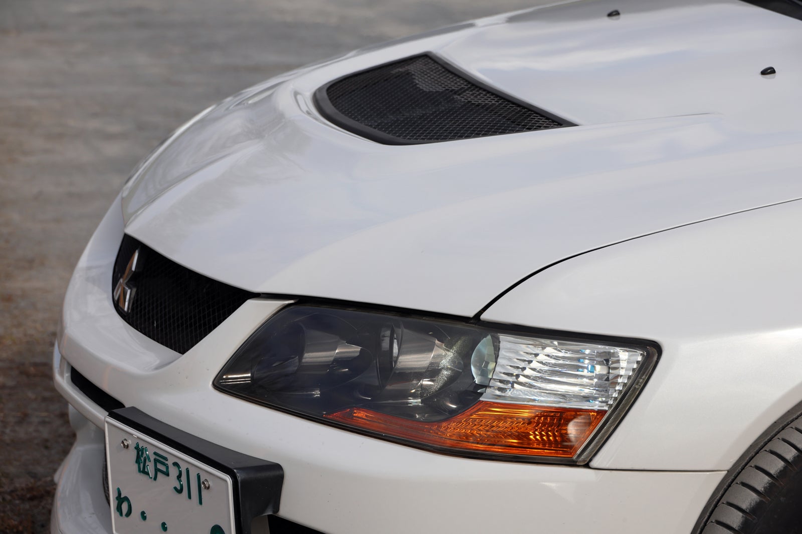 ランサーエボリューションⅨ MRのヘッドライトとボンネットエアダクト