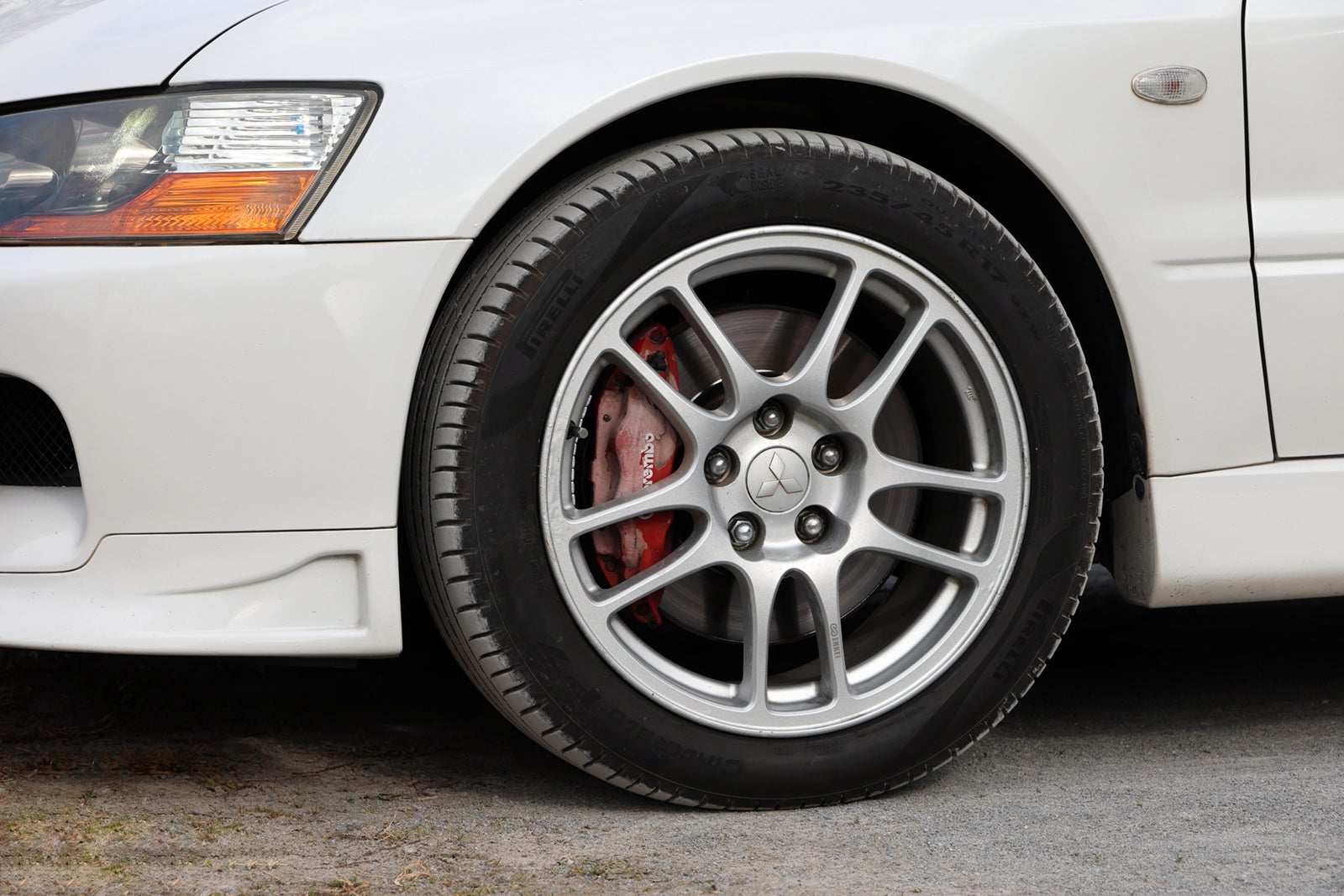 三菱ランサーエボリューションⅨ MRの純正アルミホイールとブレーキキャリパー