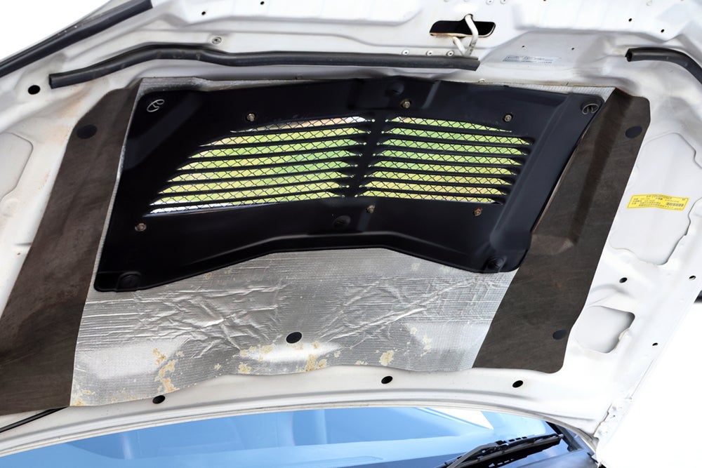 ランサーエボリューションⅨ MRのボンネット裏に設けられた冷却用ダクト