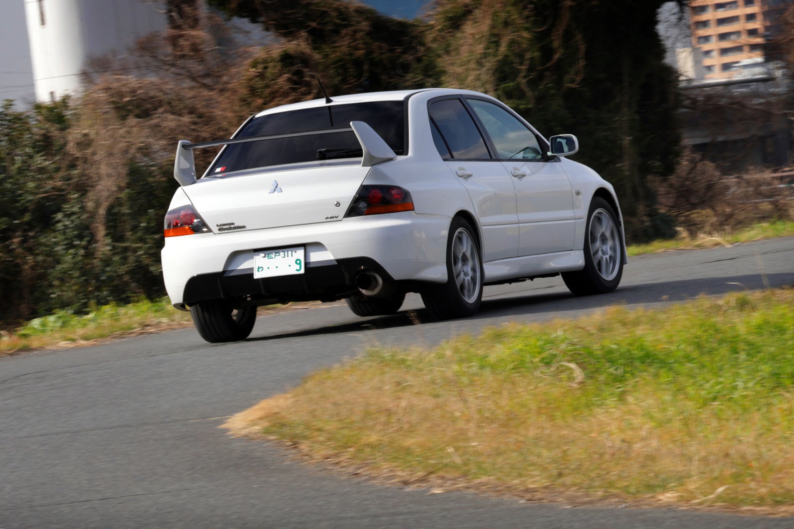 コーナーを立ち上がるランサーエボリューションⅨ MRのリアビュー