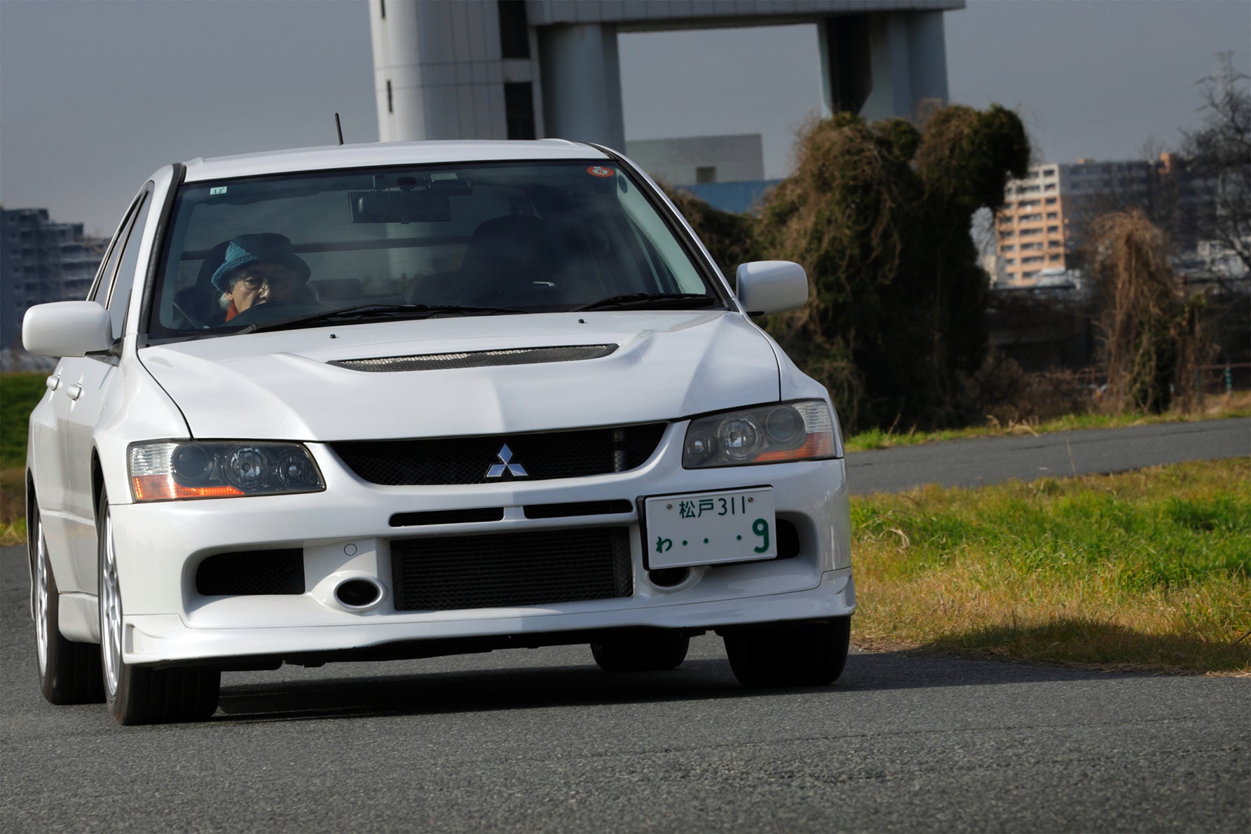 走行中のランサーエボリューションⅨ MRのフロントビュー