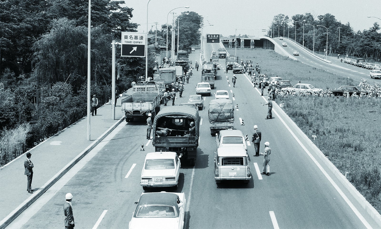 東名高速道路の用賀入口で実施された車両検査の様子