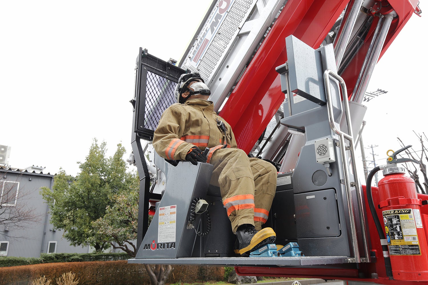 54ｍのはしごを操作している写真