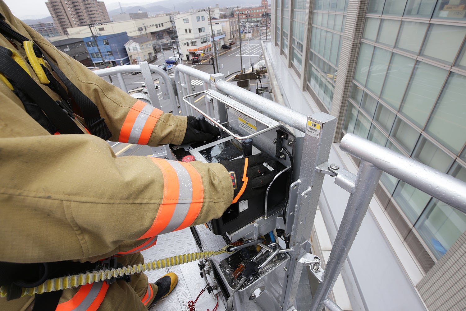 操作レバーでバスケットを移動