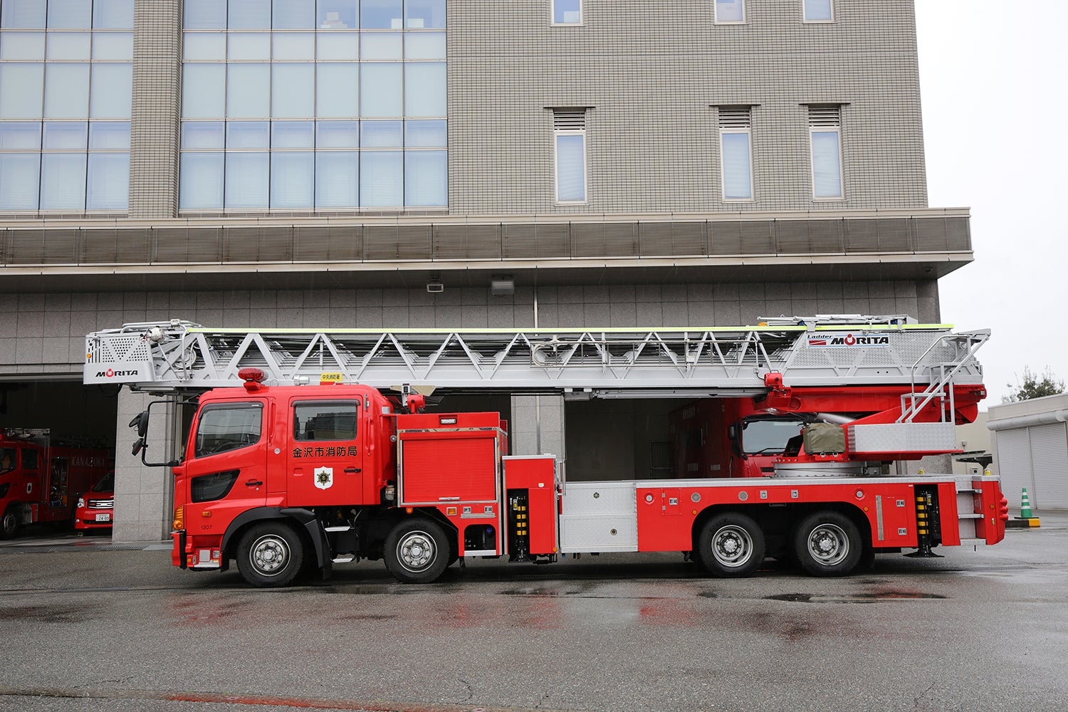 54ｍはしご車の真横外観写真