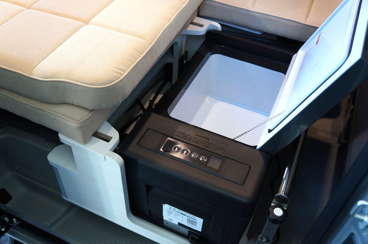 軽バンコンの車内に設置されたボックスの蓋を開けた写真