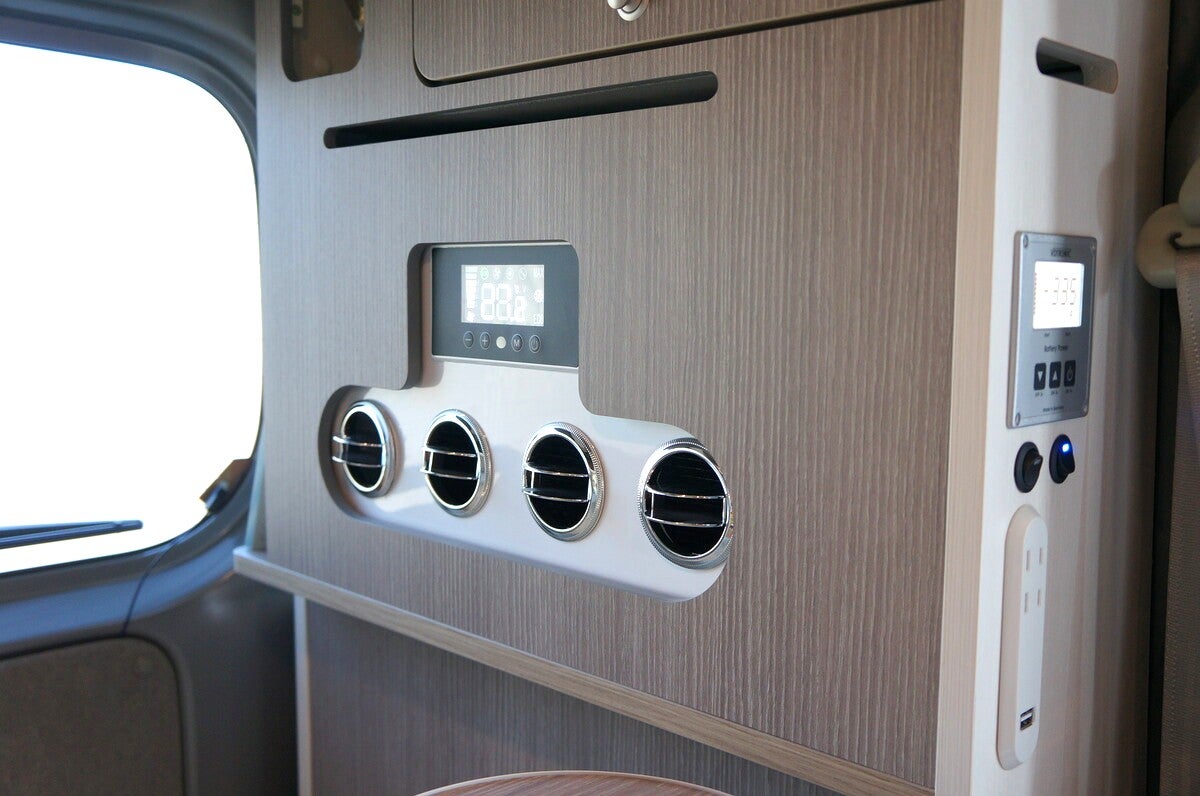 軽バンコンに設置された車内クーラー