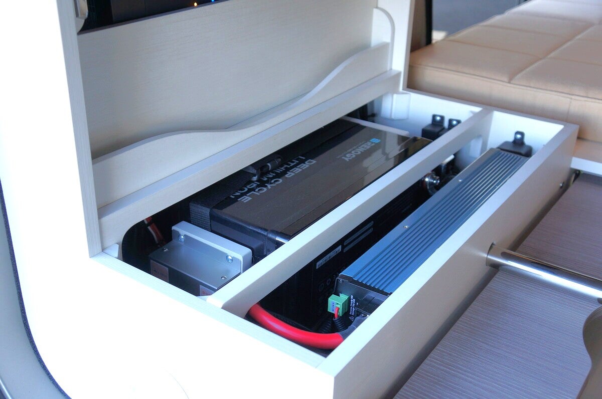 軽バンコンの床下に設置された電装システム