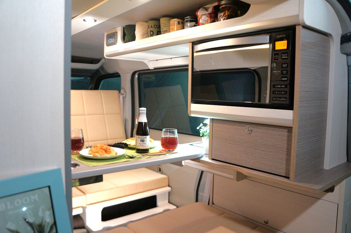 軽バンコンのキャビネットやリビングなど車内風景