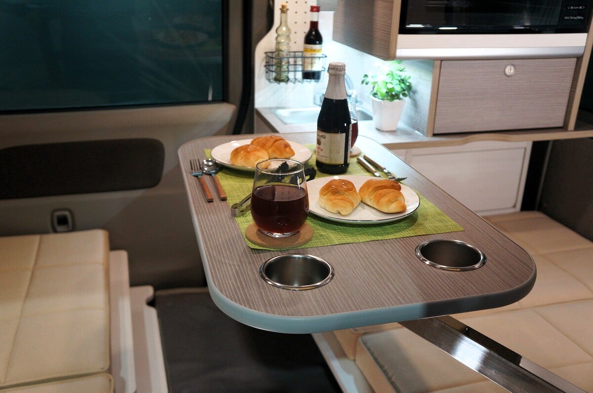 軽バンコンの車内付属テーブルにのったパンやワイン