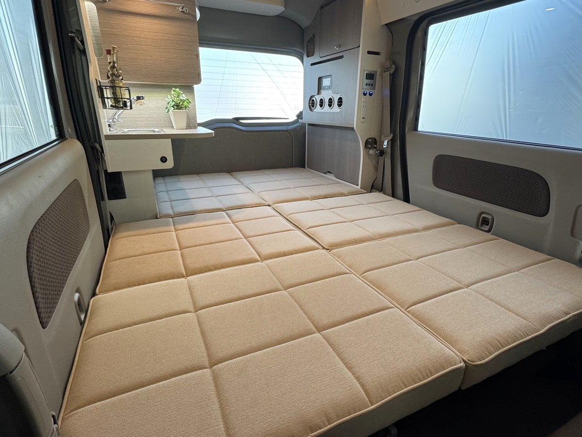 軽バンコンの車内ベッドを展開した写真