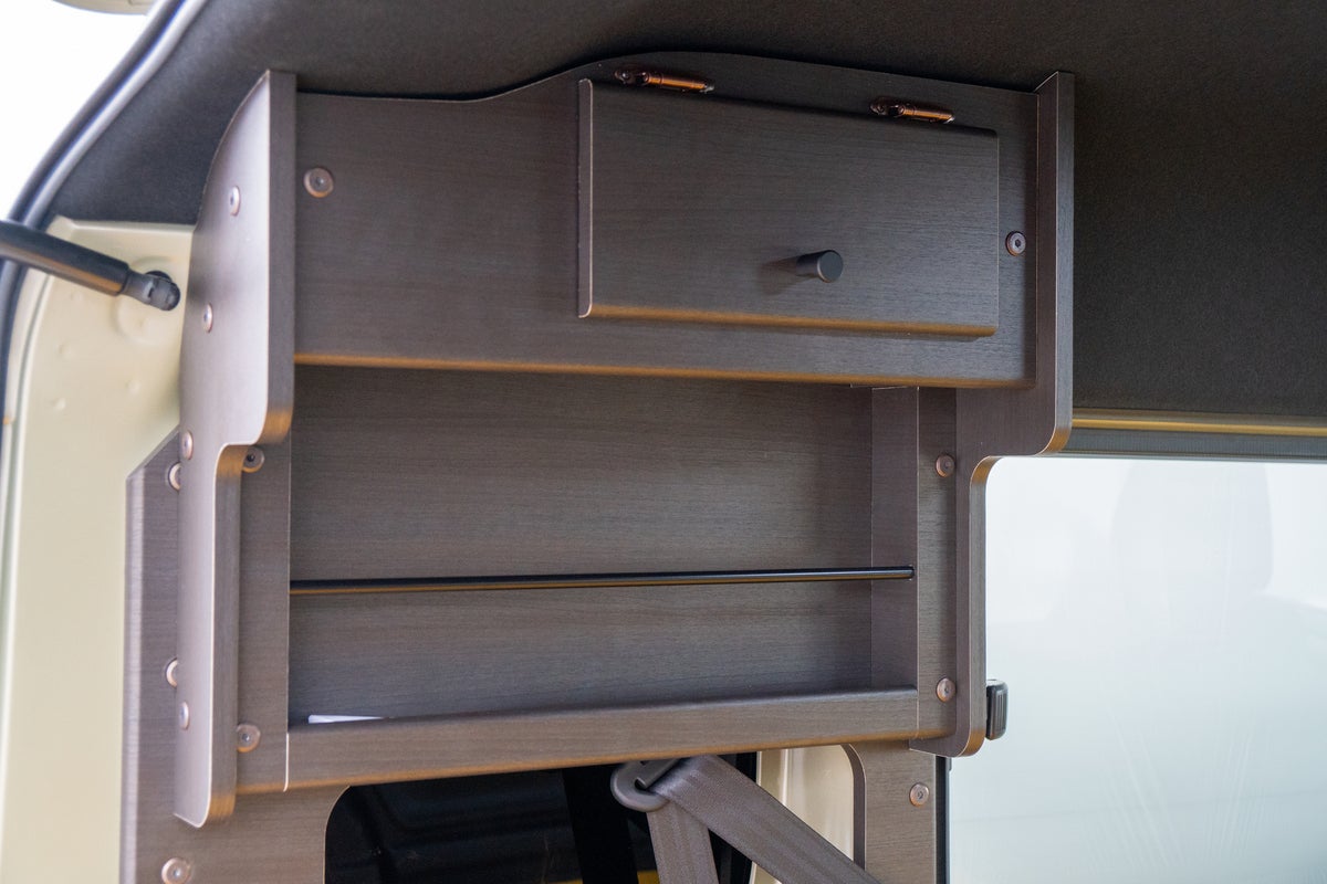 軽キャンパーの車内に設置されたキャビネット