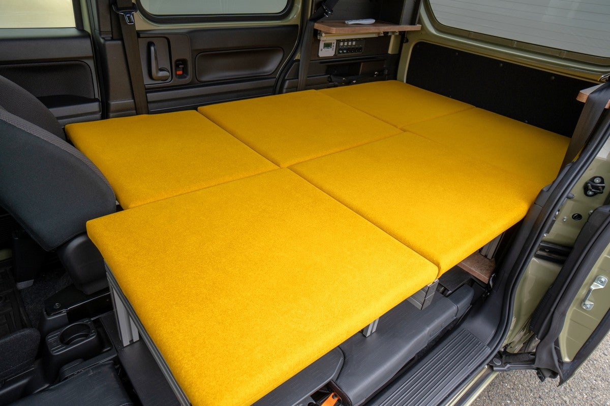 軽キャンパーの車内ベッド展開写真