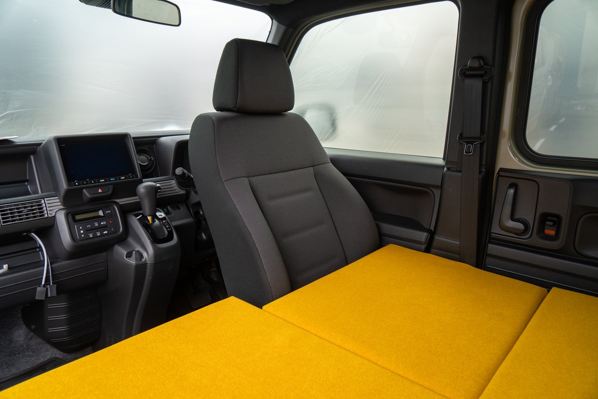 軽キャンパーの運転席シートとベッドの干渉部