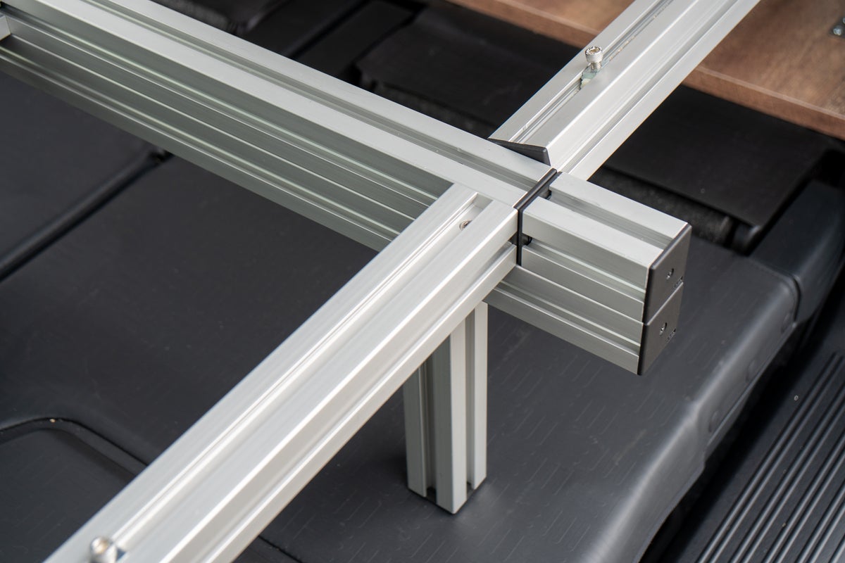 軽キャンパーのベッド支柱アップ