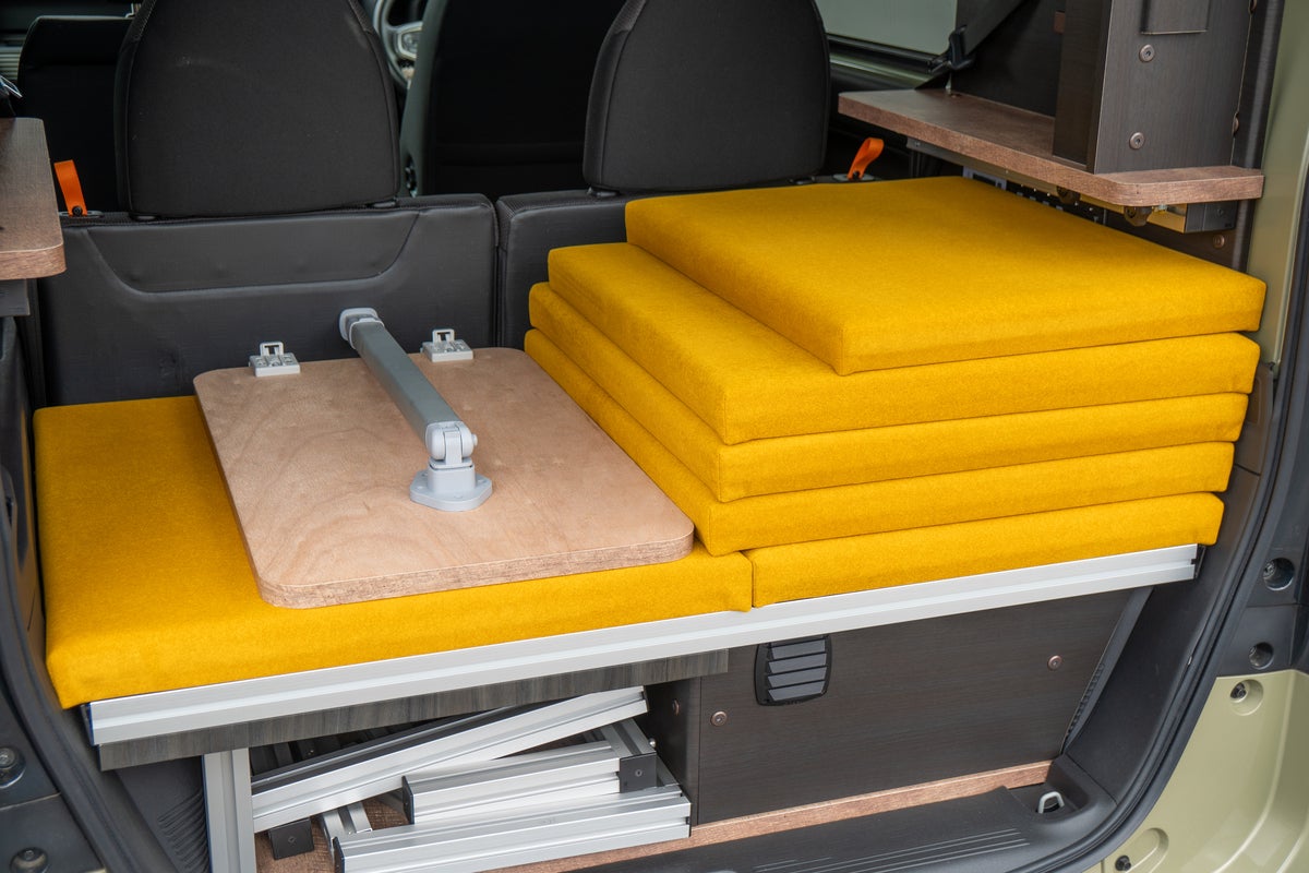 軽キャンパーのベッドマットを積み重ねた収納状態