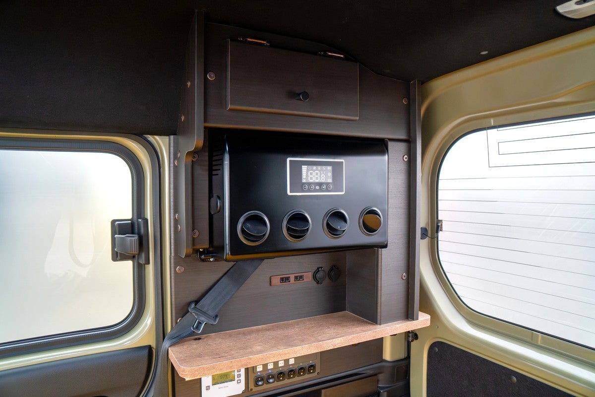 軽キャンパー車内のミニクーラー