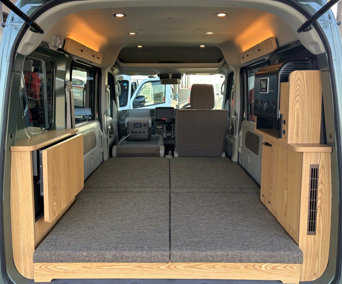 ラゲッジドアを開けて撮影した軽キャンパーの車内ベッド全景