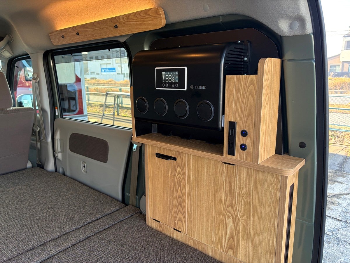 軽キャンパーリア部に設置されたクーラー