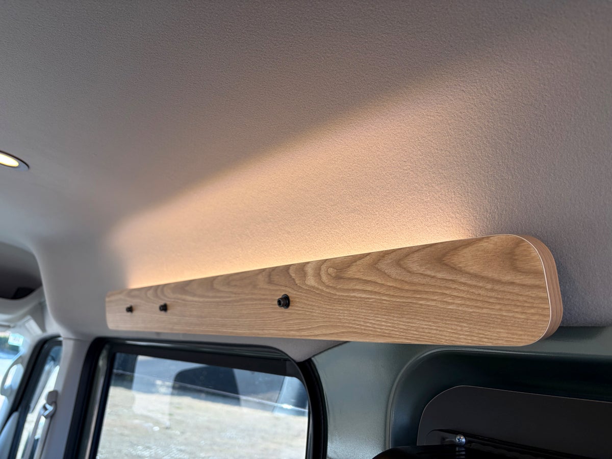 軽キャンパーの車内に設けられた飾り棚