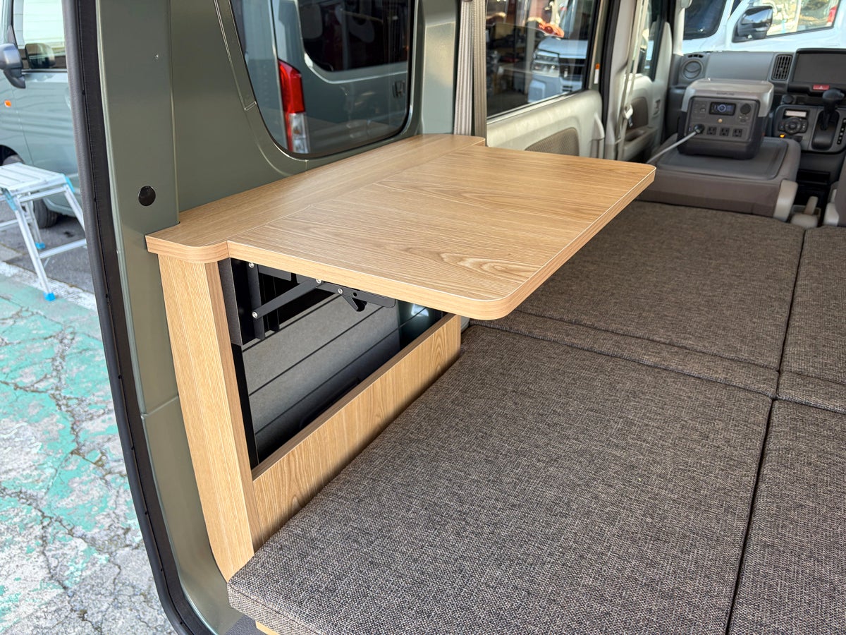 軽キャンパーラゲッジ部の壁に設置された跳ね上げ式テーブル