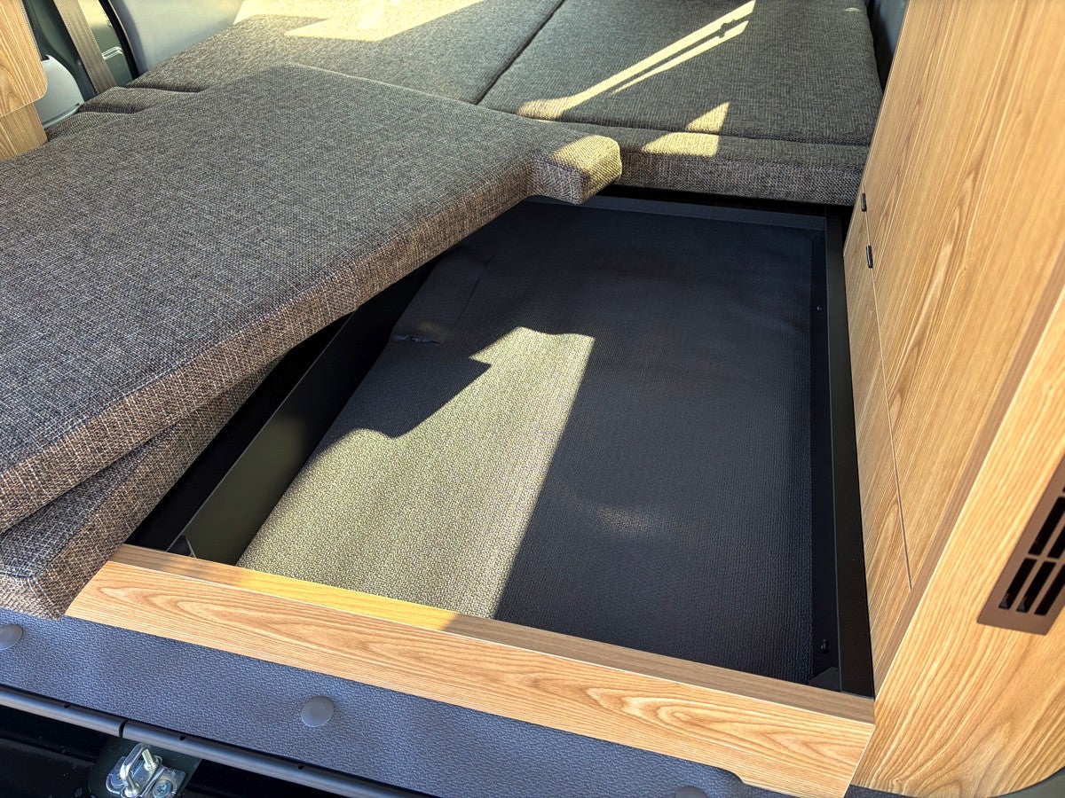 軽キャンパーフロア部の収納スペース