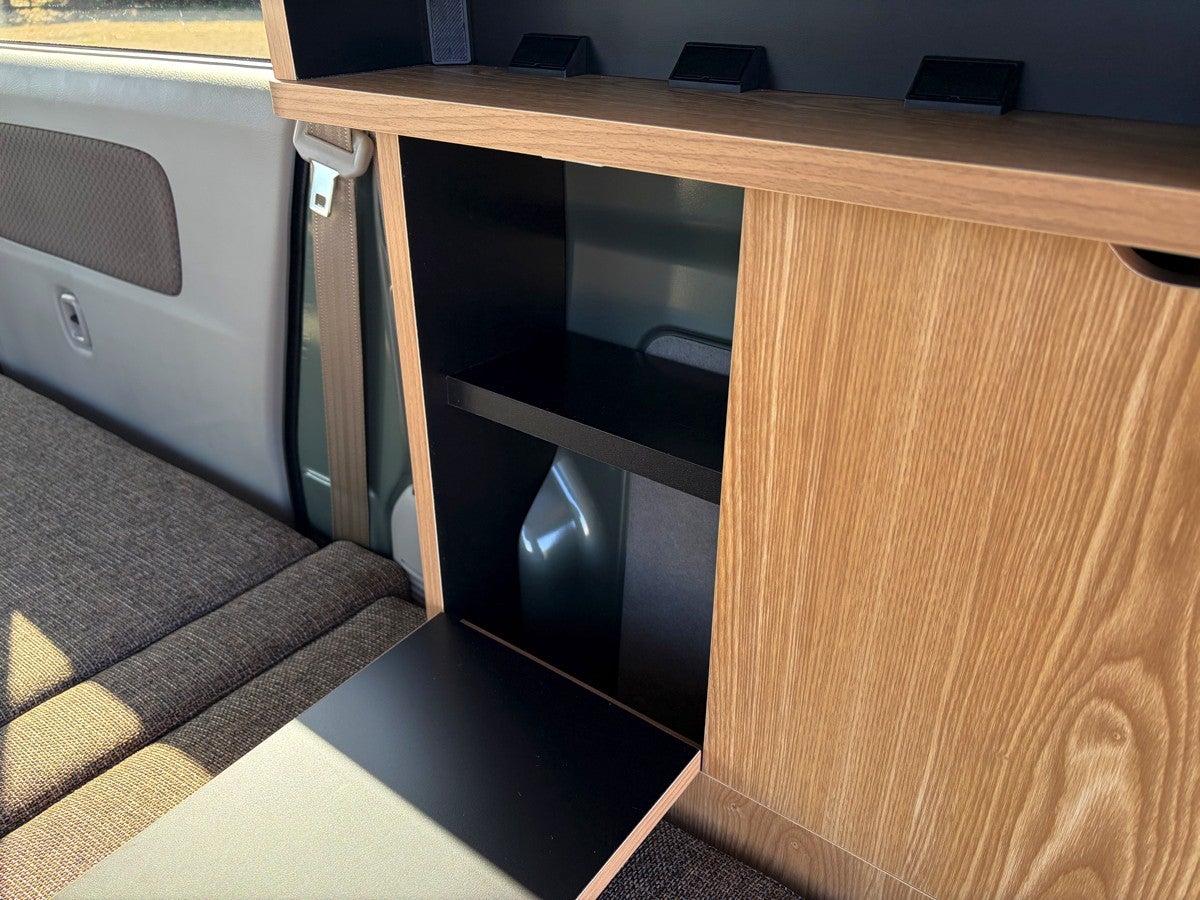 軽キャンパーラゲッジのキャビネット扉オープン